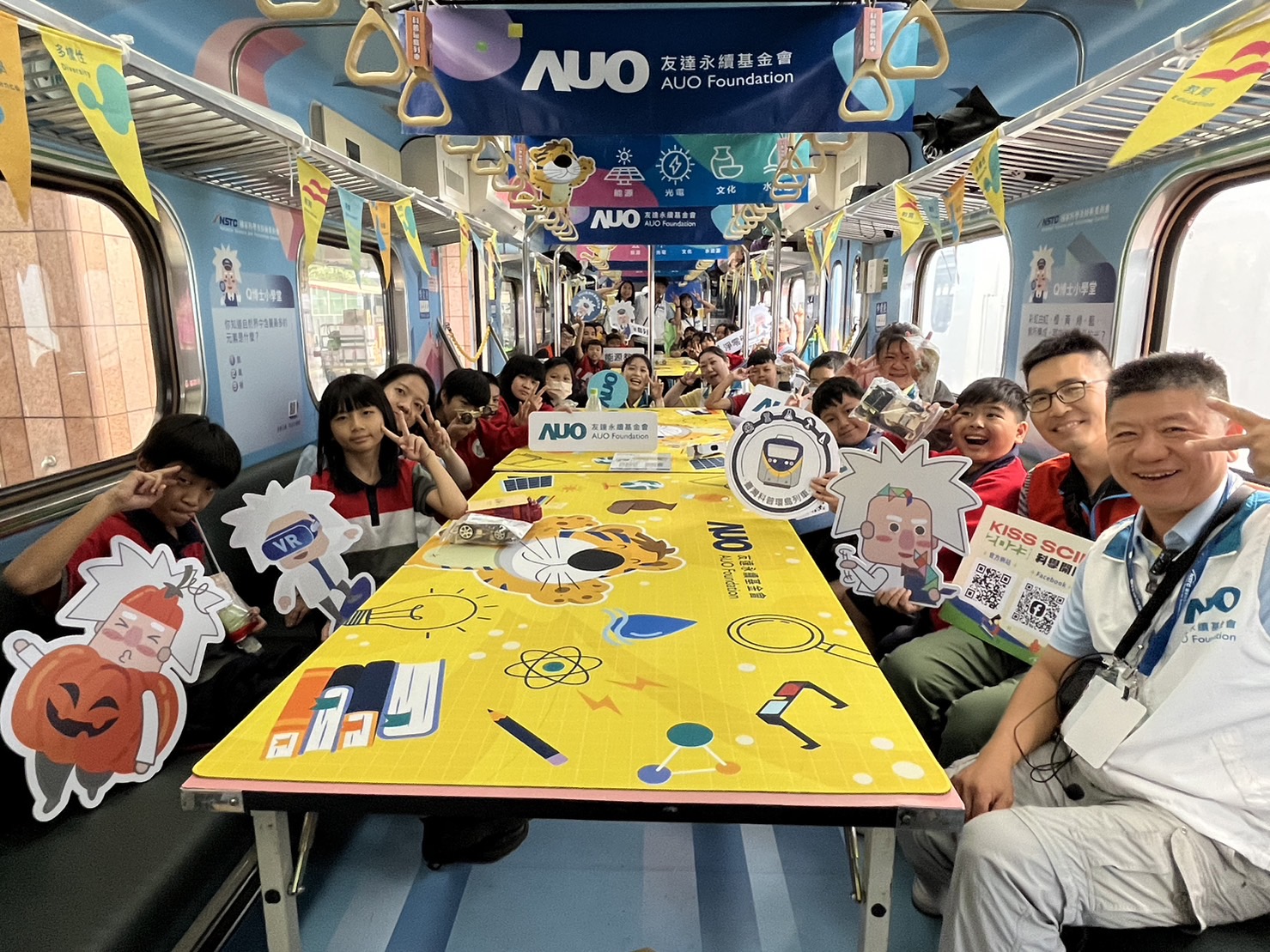 博天堂永續基金會參與「臺灣科普環島列車」，設計基礎科學車廂課程，以「淨零碳排和永續能源」為主題，讓學生透過創意實驗認識淨零知識，以及思考生活中的減碳行為
